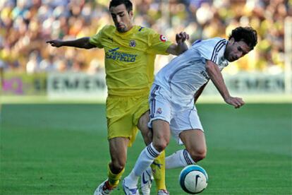 El madridista Ruud Van Nistelrooy lucha por el balón con José Enrique Sánchez, del Villarreal, en el torneo de Carranza.