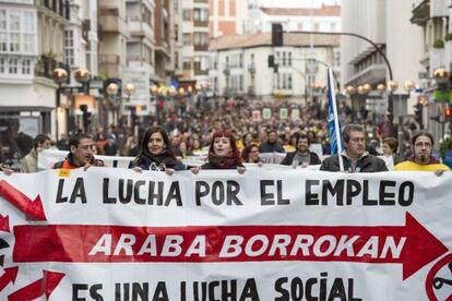 Cabecera de la manifestación que ha transcurrido por varias calles de Vitoria.