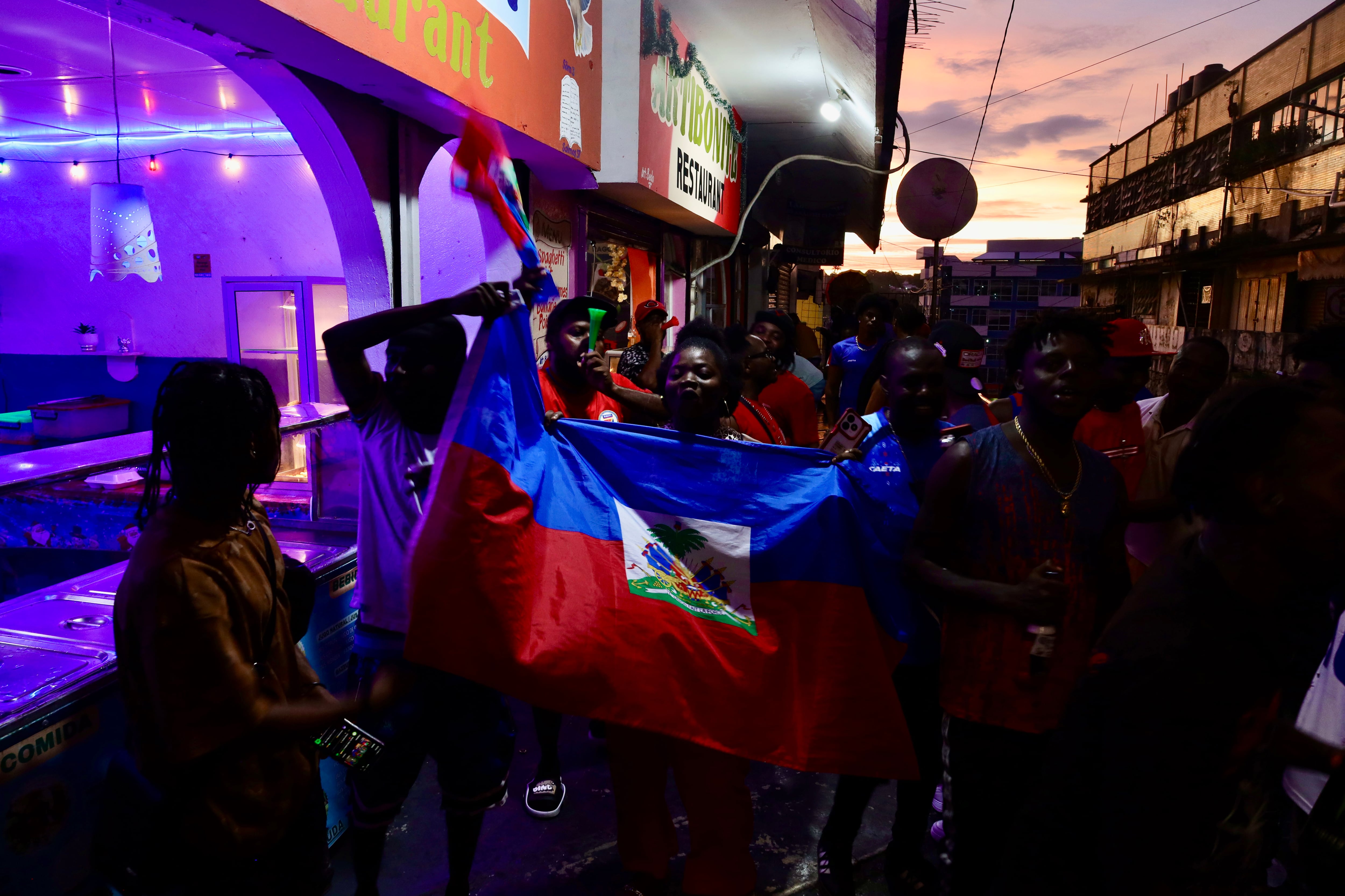 Haitianos varados en Tapachula, Chiapas celebran el inicio del Mundial.