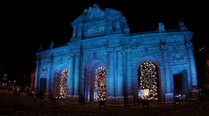 La Puerta de Alcalá, iluminada con el color de la bandera de la UE.