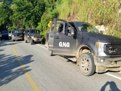 Vehículos incautados por el ejército después de un enfrentamiento en Tecpan, Guerrero.