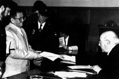 En la foto, tomada el 25 de enero de 1994, Antonio Izquierdo (izda.) recoge la sentencia en la Audiencia Provincial de Badajoz.