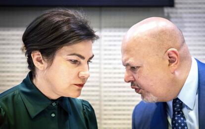 Irina Venediktova y Karim Khan, este martes durante la conferencia de prensa en La Haya.