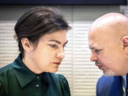 Irina Venediktova y Karim Khan, este martes durante la conferencia de prensa en La Haya.