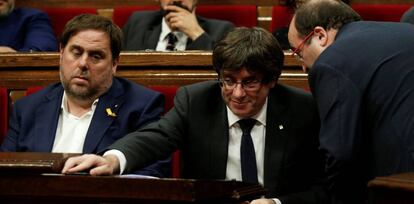 Carles Puigdemont escucha a Miquel Iceta durante el pleno del Parlament este jueves. 