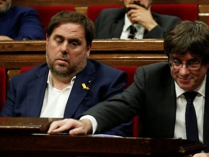 Carles Puigdemont escucha a Miquel Iceta durante el pleno del Parlament este jueves. 