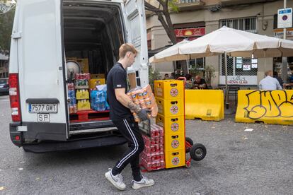 Ivan reparte bebidas en la calle de Castillejos de Barcelona. Se ve obligado a estacionar su furgoneta donde no toca. En el cruce donde trabaja hay cinco turismos aparcados en las plazas de carga y descarga y un chaflán ocupado por la terraza de un bar.