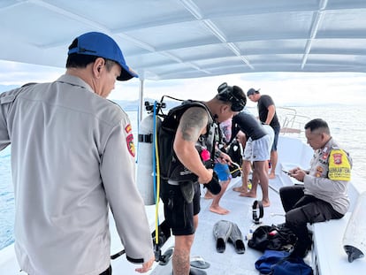 Un equipo de buzos se prepara para la búsqueda de un español desaparecido en aguas de Bali durante la práctica de pesca submarina. 
