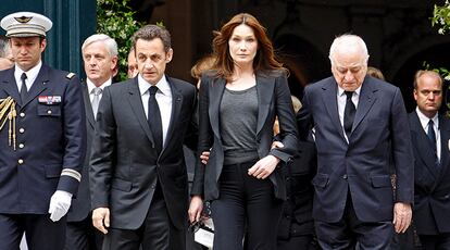 Pierre Bergé junto al expresidente Sarkozy y Carla Bruni.