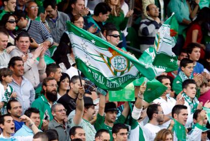 Aficcionados del Betis en la grada del estadio Manuel Ruiz de Lopera.