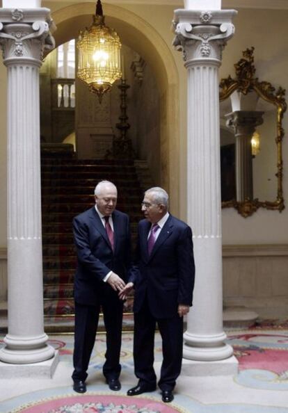 Moratinos saluda al primer ministro palestino, Salam Fayad, en el Palacio de Viana de Madrid.