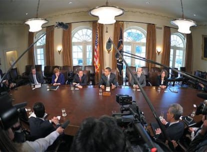 Obama (en el centro) explica en la Casa Blanca el plan de rescate financiero arropado por su equipo económico.