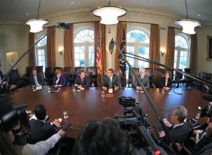 Obama (en el centro) explica en la Casa Blanca el plan de rescate financiero arropado por su equipo económico.