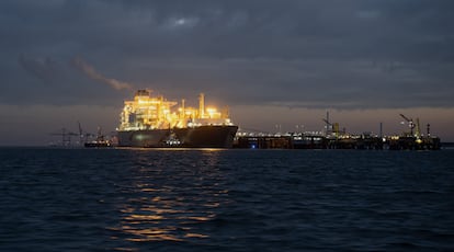 El 'Högh Esperanza', a su llegada, este jueves, a la nueva terminal de Wilhelmshaven, en el mar del Norte, en Alemania.