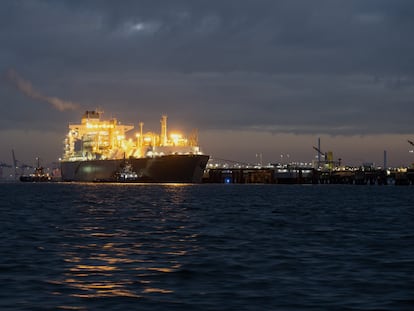 El buque 'Hoegh Esperanza' atraca en el punto de regasificación del puerto de Wilhelmshaven (Alemania).