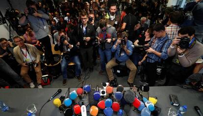 Periodistas acuden a la comparecencia de Puigdemont de este martes en Bruselas.