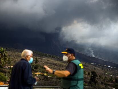 Evacuación de los vecinos en Tajuya, el pasado viernes, por la aparición de una nueva boca del volcán, en La Palma.