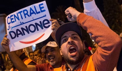 Empleados de la empresa Centrale Danone en una protesta frente al Parlamento marroquí en Rabat el pasado martes.