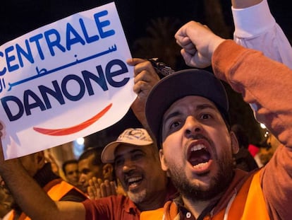 Empleados de la empresa Centrale Danone en una protesta frente al Parlamento marroquí en Rabat el pasado martes.