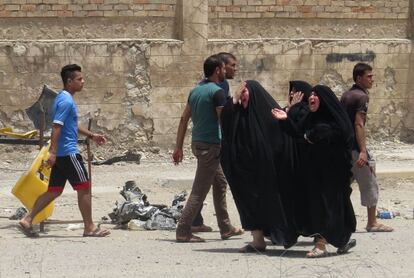 Unas mujeres lloran tras el atentado con coche bomba perpetrado en Tuz Khumato, al norte de Bagdad, Irak.