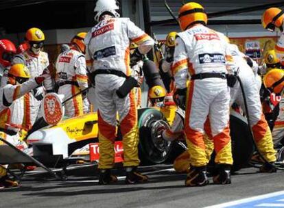 Fernando Alonso durante una parada para repostar.