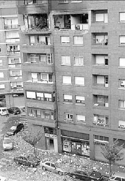 La explosión de una bombona de butano tras una fuga de gas ha causado enormes destrozos en este inmueble de Bilbao.