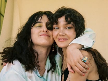 Claudia Costafreda y Ana Rujas (derecha).