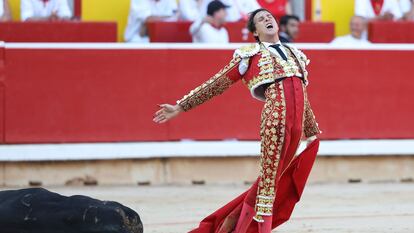 Gesto de Roca Rey tras la muerte de su primer toro.