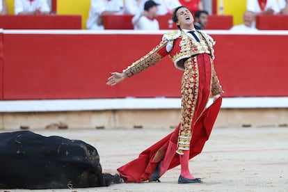 Gesto de Roca Rey tras la muerte de su primer toro.