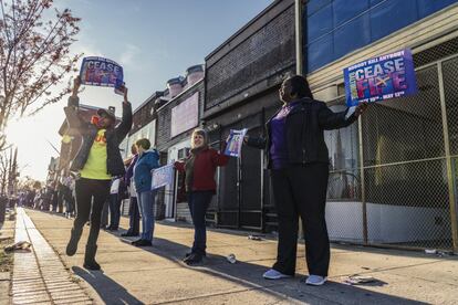 Activistas participan de un acto para detener los tiroteos en Baltimore.