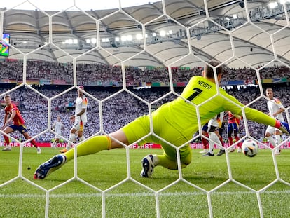 Dani Olmo, a la izquierda, marca el primer gol de España ante Alemania en los cuartos de final de la Eurocopa.