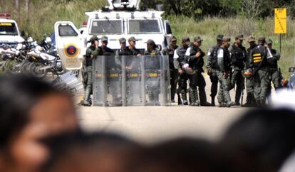 Agentes de la Guardia Nacional protegen el penal de Uribana en Barquisimeto.