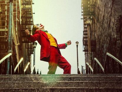 Joaquin Phoenix, aspira esta noche al Oscar, por su interpretación del Joker, del que destaca la escena del baile catártico en unas larguísimas escaleras del Bronx neoyorquino. |