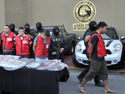 Los cinco detenidos por el ataque al Casino de Monterrey son presentados a los medios.