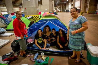 En el Estadio Mané Garrincha, de Brasilia, acampan personas de todo Brasil que quisieron estar presentes para la inauguración de Lula este domingo. En la foto Arlete Sanches, de 38 años y María Aparecida Tretena, de 71 años, y los nietos de doña María en la carpa. Viajaron 800 kilómetros desde Promissão (São Paulo). Primera acción de Lula: revisar los derechos que se les quitaron a los colonos y a los ancianos.