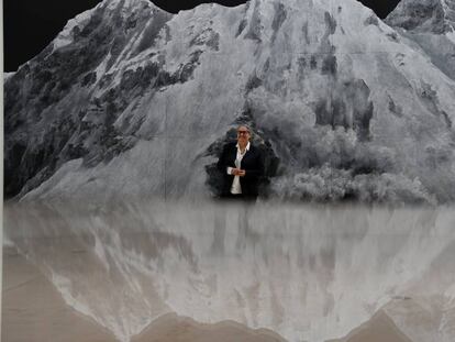 Tacita Dean, ante una de las imágenes de su proyecto 'Paisajes', ayer en la Royal Academy de Londres.  