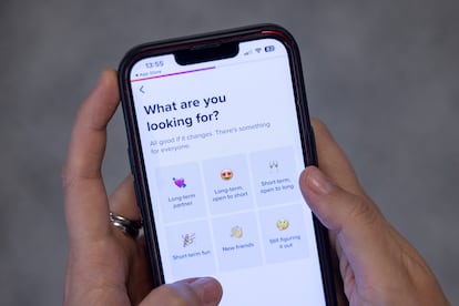 Captura del proceso para abrirse un perfil en Tinder, donde preguntan al usuario qué tipo de relación está buscando. Por ejemplo, un vínculo afectivo serio, un romance corto y divertido o simplemente hacer amigos