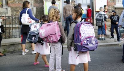 Niñas en una escuela cerca de París, el 2 de septiembre, primer día de curso