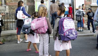 Ni&ntilde;as en una escuela cerca de Par&iacute;s, el 2 de septiembre, primer d&iacute;a de curso