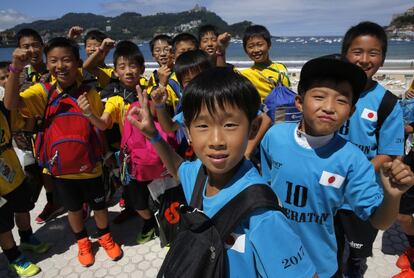 La Donosti Cup también deja tiempo para el turismo. Futbolistas japoneses han aprovechado su estancia en Gipuzkoa para conocer de cerca las instalaciones del Eibar, donde juega su compatriota Inui.