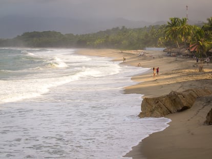 Playa 'Costeño beach' cerca del río Magdalena en Colombia.