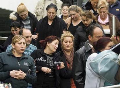 Familiares de los fallecidos, a la salida del funeral celebrado ayer en el tanatorio de la Ronda de Dalt.