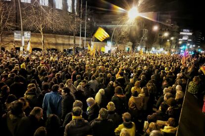 Miles de manifestantes delante de la delgación del gobierno de Girona en protesta por los nuevos encarcelados.