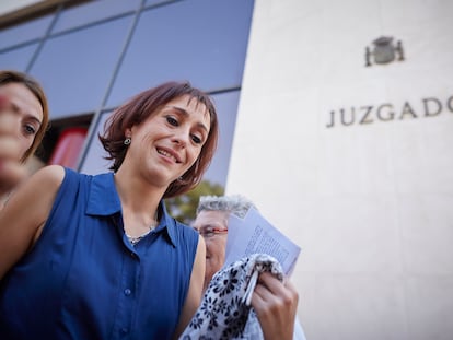 Juana Rivas, el día que apareció después de un mes desaparecida junto con sus hijos en agosto de 2018, a la salida del juzgado de Granada.