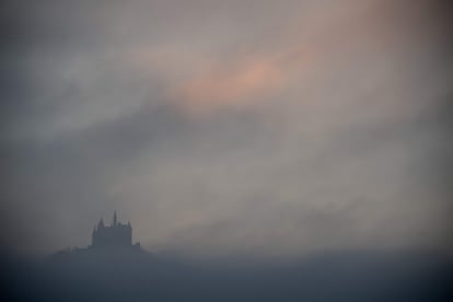 La niebla cubre el castillo de Burg Hohenzollern, en el sur de Alemania.