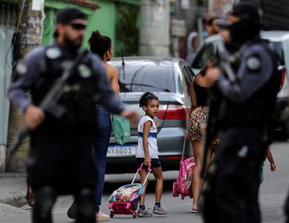 Una niña mira a la cámara mientras la policía de Río de Janeiro espera el comienzo de la reconstrucción de la muerte de la niña Agatha Félix, de 8 años. Agatha murió por un disparo en la espalda durante una operación policial en una favela, suceso que generó una enorme conmoción en Brasil.