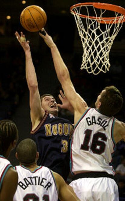 Gasol coloca un tapón a Bowen, de los Nuggets.