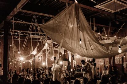 Imagen del espectáculo japonés 'Circo de sastre', que puede verse en Naves Matadero de Madrid.