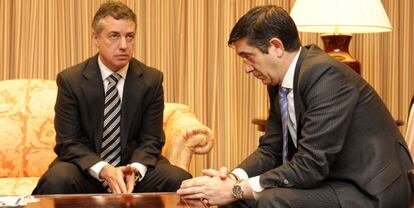 El 'lehendakari', Patxi López (derecha), en una reunión en Ajuria Enea con el presidente del PNV, Iñigo Urkullu, en enero de 2010.