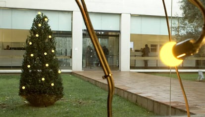 La instalación de Luis Bisbe en la Fundación Miró de Barcelona con las luces reflejadas en el cristal.